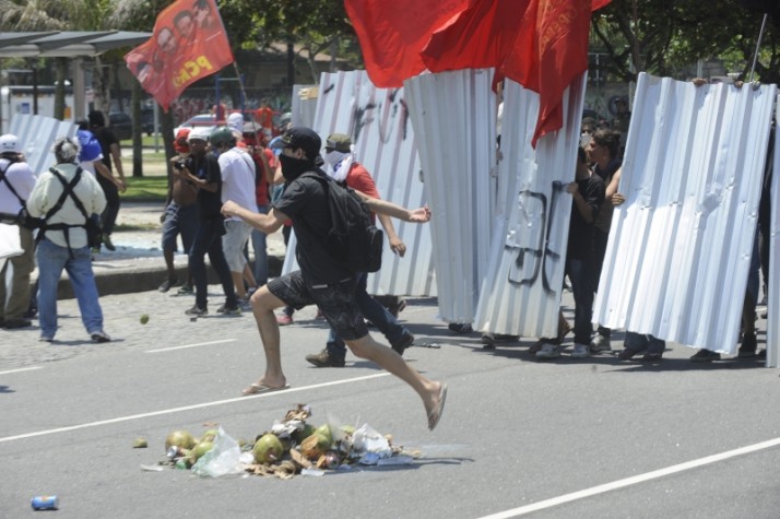 Dezenas de manifestantes se reuniram na Praça do O, na Barra da Tijuca, para protestar contra a primeira rodada de licitação do pré-sal
