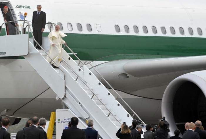Papa Francisco desce do avião no Rio de Janeiro