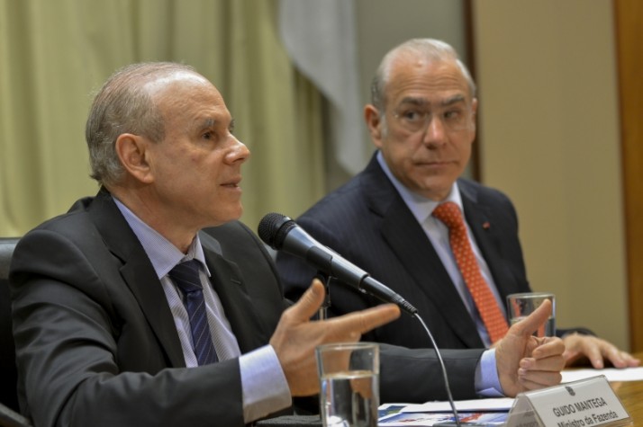 Brasília – O ministro da Fazenda, Guido Mantega, durante encontro com o secretário-geral da Organização para a Cooperação e Desenvolvimento Econômico (OCDE), Angel Gurria, no ministério