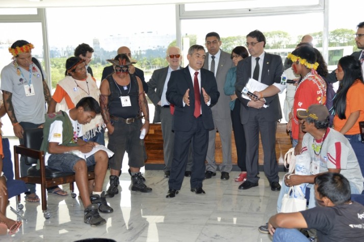 O ministro-chefe da Secretaria-Geral da Presidência da República, Gilberto Carvalho, recebe Crianças e Adolescentes Guarani-Kaiowá, no Palácio do Planalto