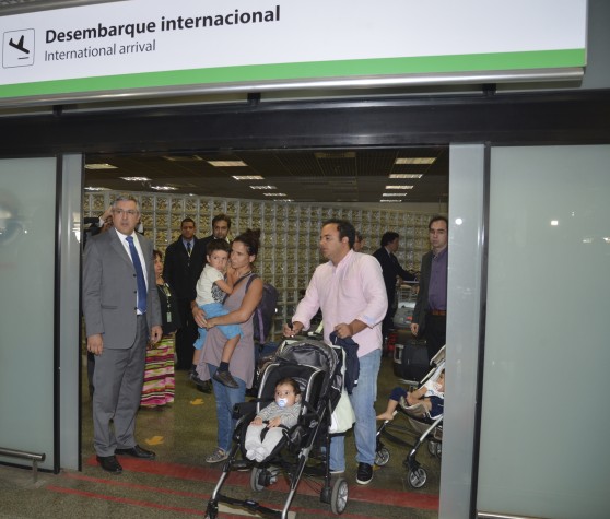 Ministro da Saúde recebe médicos estrangeiros no Aeroporto Internacional de Brasília