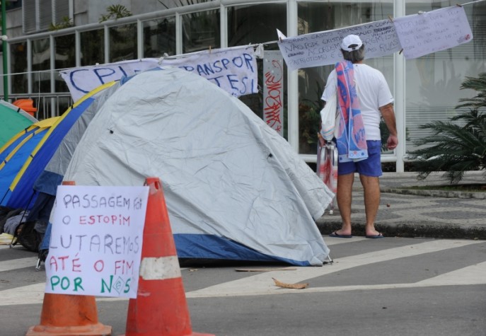 Manifestantes acampam em frente à casa de Sérgio Cabral, governador do Rio - 4
