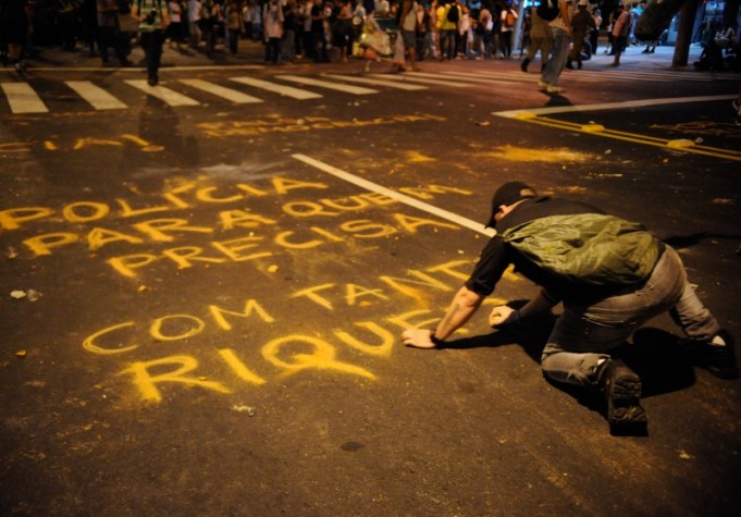 Manifestantes participam de protesto nas proximidades do estádio doManifestações no Rio de Janeiro 30/06/2013 - 6