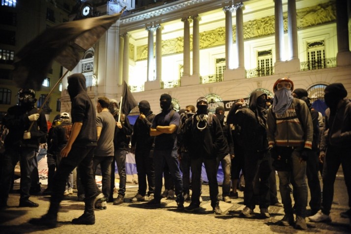Manifestantes black blocs se reúnem no centro do Rio de Janeiro