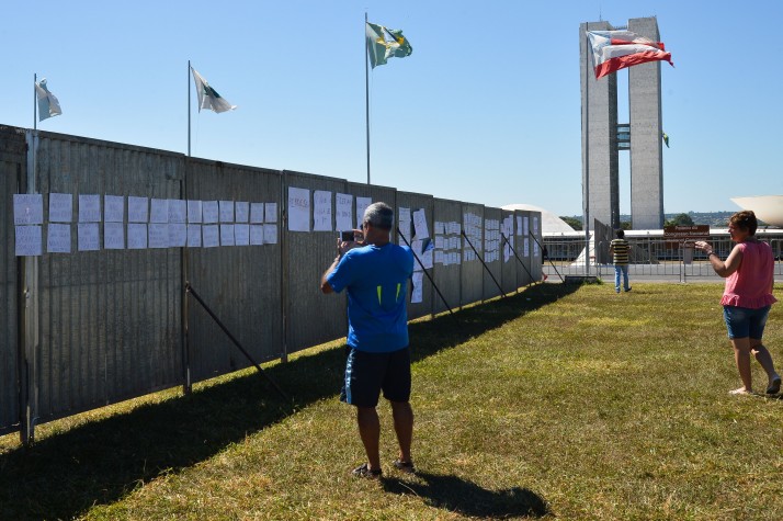 Muro na Esplanada dos Ministérios