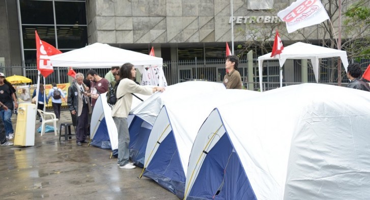 Movimentos sociais estão acampados em frente à sede da Petrobras