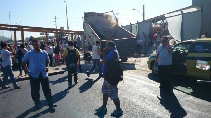Caminhão derruba passarela na Linha Amarela do Rio e quatro pessoas morrem
