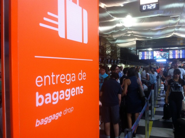 Filas para fazer check in em aeroporto brasileiro
