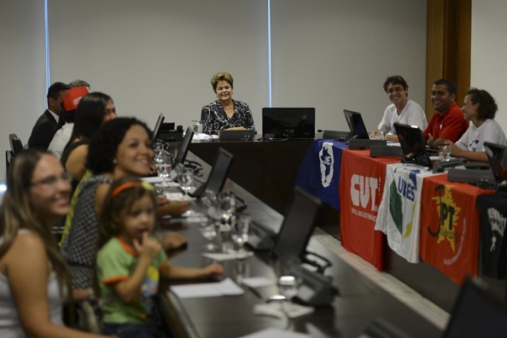 Dilma reafirma a dirigentes da UNE propósito de usar os royalties do petróleo na educação