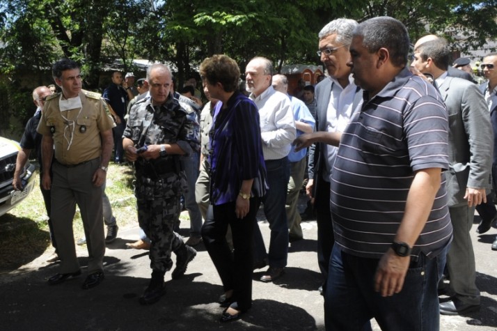 Presidenta Dilma Roussef vista parentes das vítimas do incêndio na Boate Kiss no centro desportivo da cidade para identificar os corpos. Mais de 200 mortes foram confirmadas