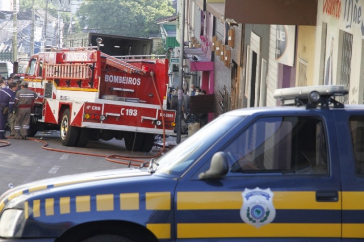 Caminhão de bombeiros em frente a boite Kiss, após o incêndio