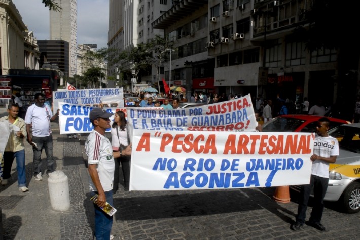 Pescadores protestam no Rio de Janeiro contra obras do Comperj