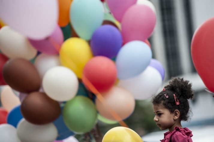 Grupo de mães e profissionais de apoio psicológico e físico à gestante (doulas) promovem manifestação em defesa do direito das gestantes que queiram ter a presença de uma doula em seus partos, sem que seja necessário optar entre a doula e o pai do bebê 