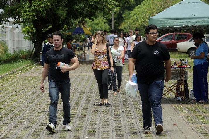 Estudantes chegam para o primeiro dia de provas do Exame Nacional do Ensino Médio (Enem), marcada para as 13h (horário de Brasília). Ao todo, a avaliação será aplicada em 1,6 mil municípios brasileiros