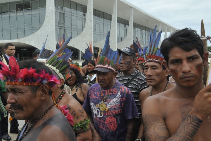 Indígenas protestam ao lado do Palácio do Planalto