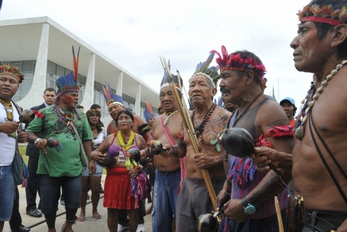 Indíos protestam ao lado do Palácio do Planalto