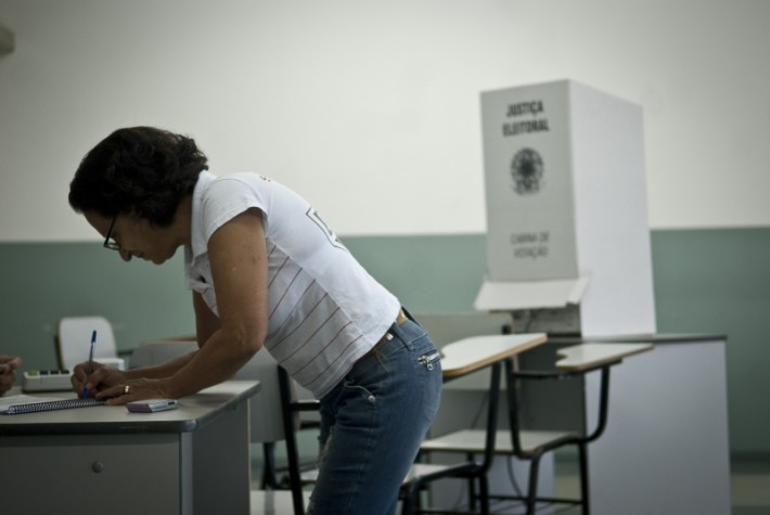 Eleitora votando em São Paulo durante as eleições de 2012