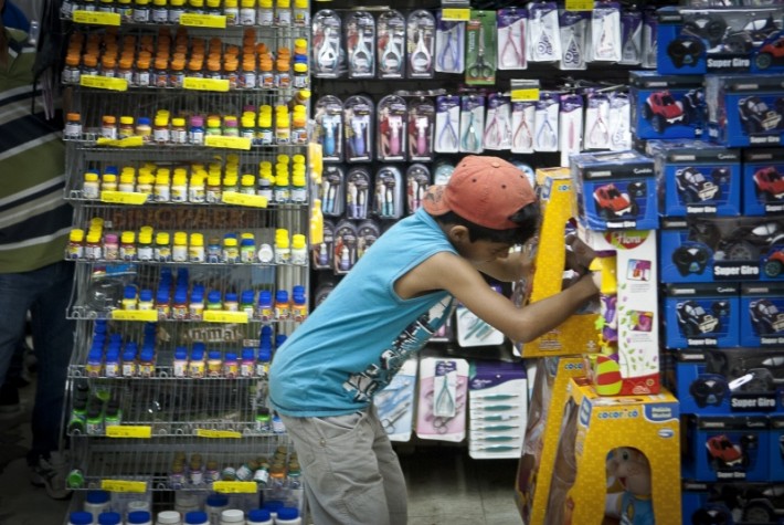 Crianças escolhem; brinquedos em loja na rua 25 de março
