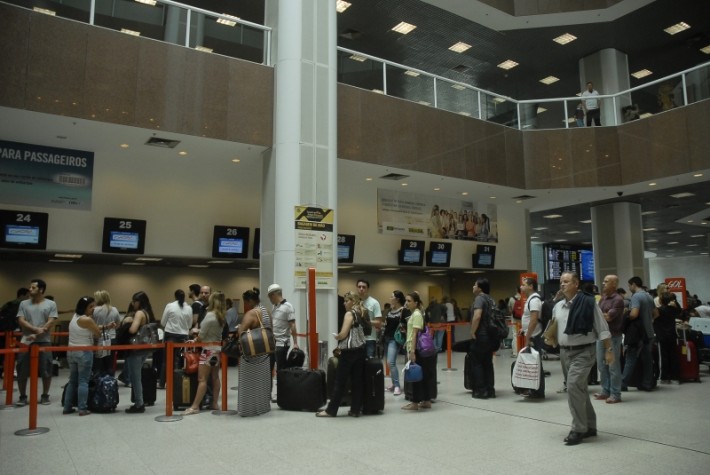 Passageiros da TAM enfrentam filas no Aeroporto Santos Dumont para embarcar para o Aeroporto Internacional de Viracopos, em Campinas (SP)