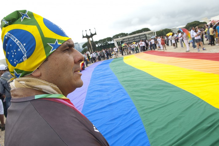 Manifestante do movimento gay protesta na Praça dos Três Poderes