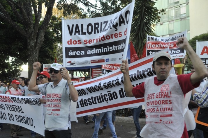 Com faixas e bandeiras, servidores públicos federais em greve fazem manifestação em frente ao Ministério do Planejamento