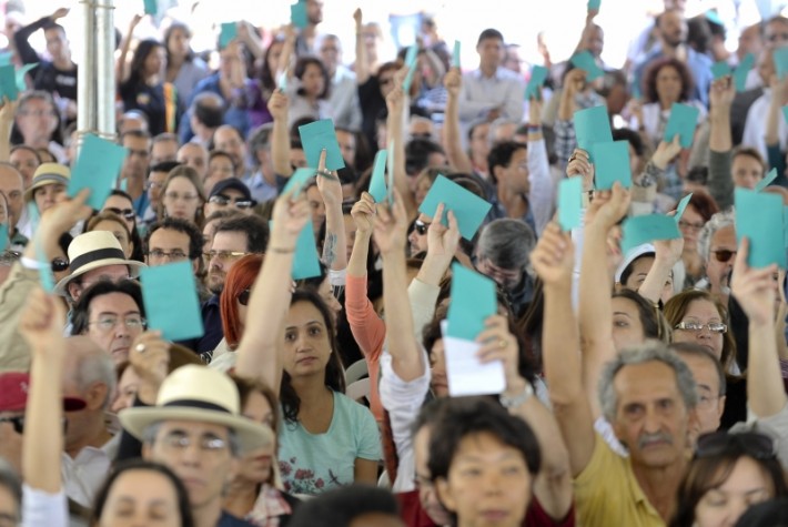 Professores da UnB levantam cartões azuis para votar pelo fim da paralisação
