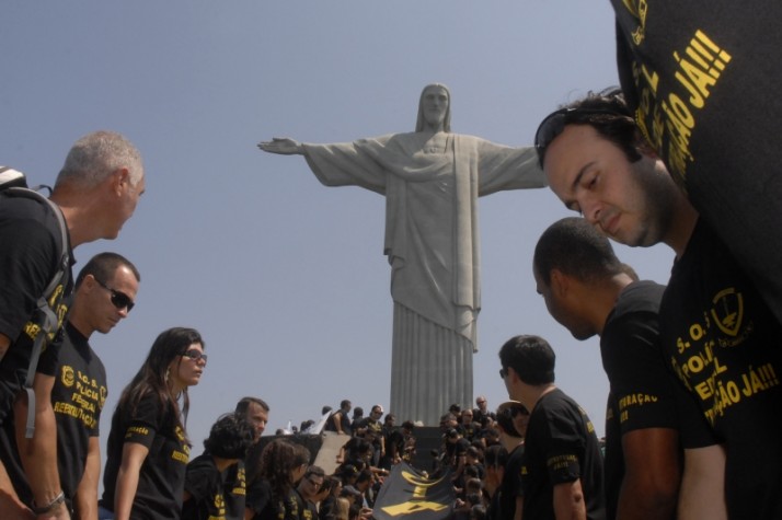 Policiais Federais em greve abraçam Cristo Redentor no Rio