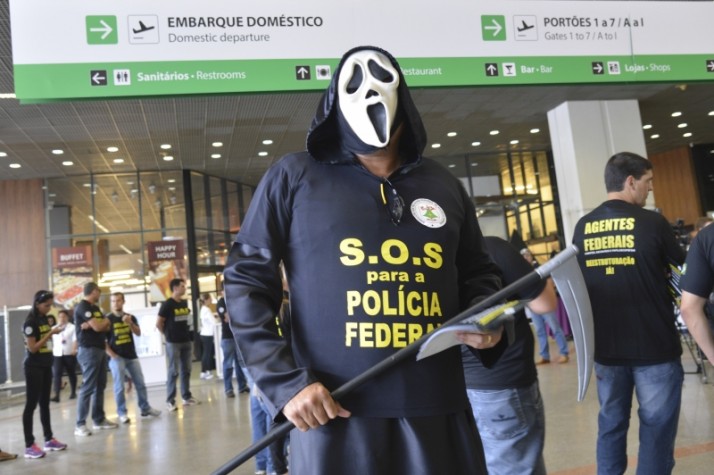 Agentes da Polícia Federal (PF) fazem protestos no Aeroporto Internacional de Brasília