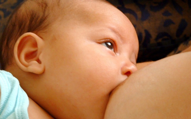 A OMS alerta que o aleitamento materno é a melhor fonte de nutrição para bebês e crianças pequenas