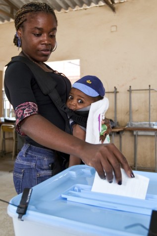 Eleitora angolana vota com criança no colo