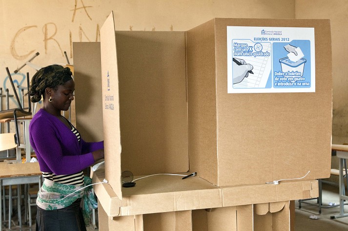 Eleitora vota em Angola