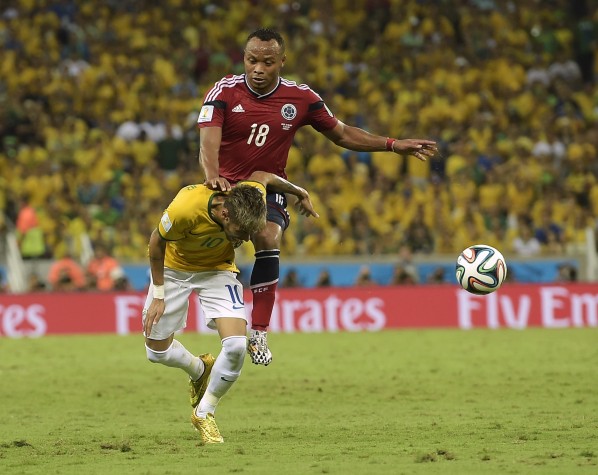 AP20140704.Neymar é atingido por joelhada de Zuñiga