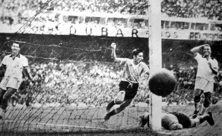 O jogador uruguaio Alcides Ghiggia marca o segundo gol contra o Brasil na final da Copa de 1950, no Marcanã. O resultado que garantiu o bicampeonato para o Uruguai e que colocou o Brasil no vice-campeonato ficou conhecido como Maracanazo