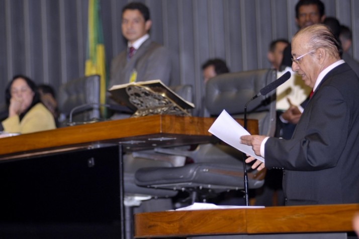 Senador Antonio Carlos Valadares discursa no plenário