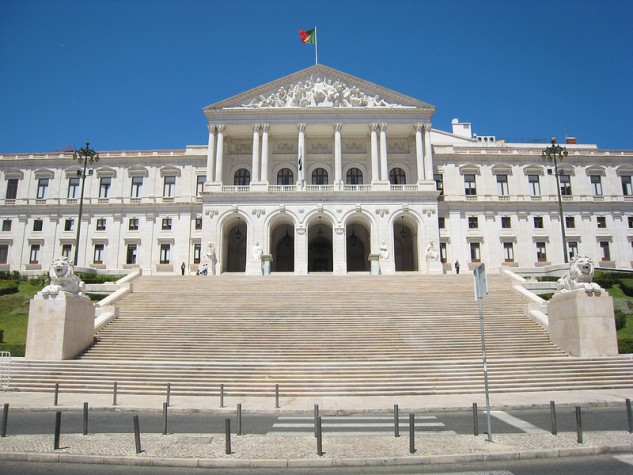 EBC | Parlamento português vota lei para aumentar jornada e dispensar  servidores públicos