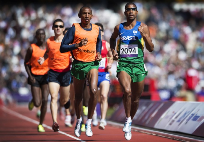 Odair Santos durante prova dos 1500m T11