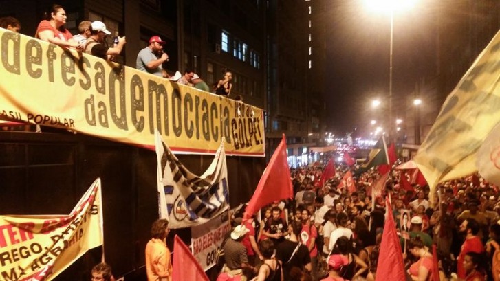 Movimentos sociais fazem ato contra impeachment em Porto Alegre