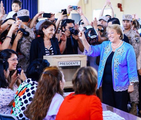 Michelle Bachelet vota no segundo turno das eleições presidenciais no Chile