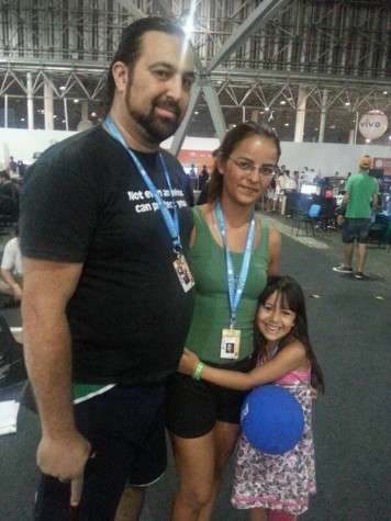Marcelo Maciel e Priscilla Hilário acampam na Campus Party com a pequena Luana, de seis anos