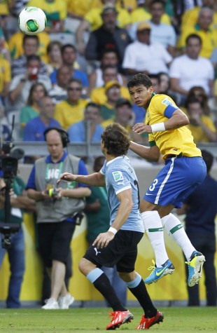 Thiago Silva corta bola, sendo observado por Forlán