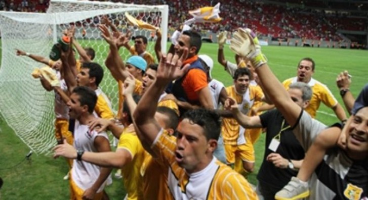 Jogadores do Brasiliense comemoram título