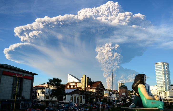 Vulcão Calbuco em erupção no Chile, visto de Puerto Montt