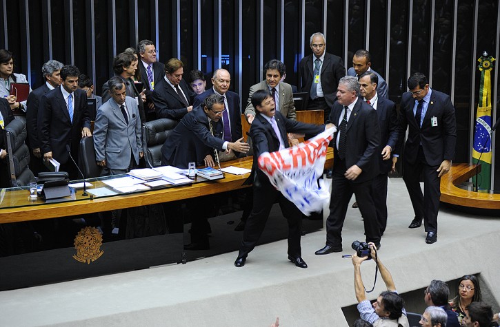 Dep. Toninho Pinheiro (PP-MG) sobe na mesa da presidência com faixa em protesto 