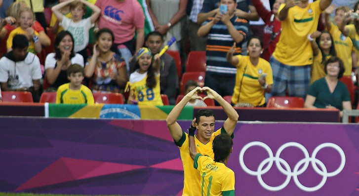 Leandro Damião comemora gol com Neymar
