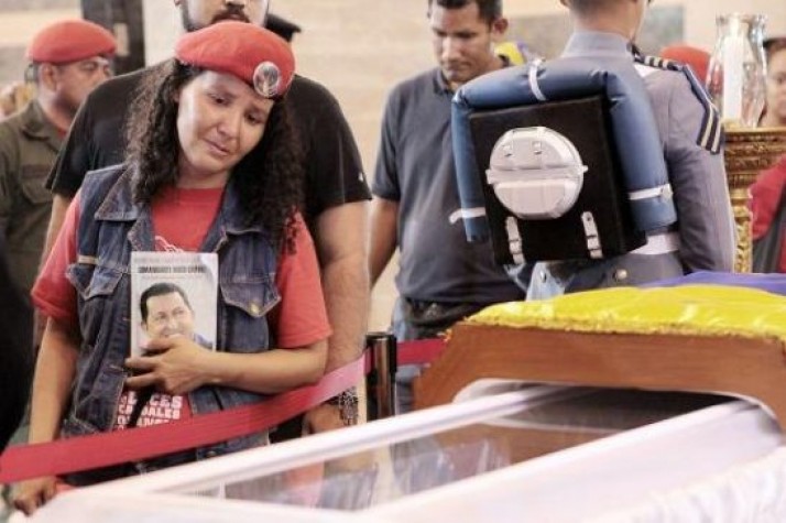 Venezuelana se emociona na despedida de Hugo Chávez
