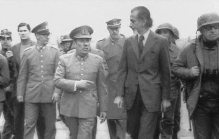 De gravata, o Ministro da Defesa José Tohá, tendo à esquerda o comandante do Exército Carlos Prats e à direita o futuro comandante e ditador Augusto Pinochet