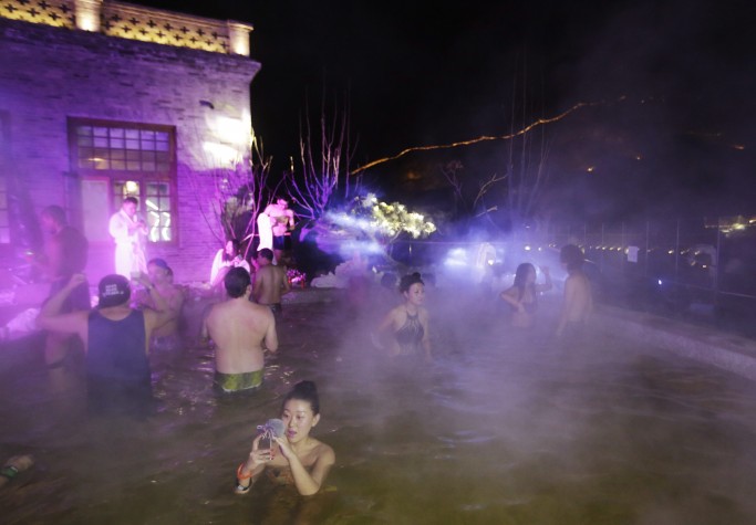 Foliões curtem festa de réveillon em um resort de águas quentes em Gubeishui, nos arredores de Pequim, China