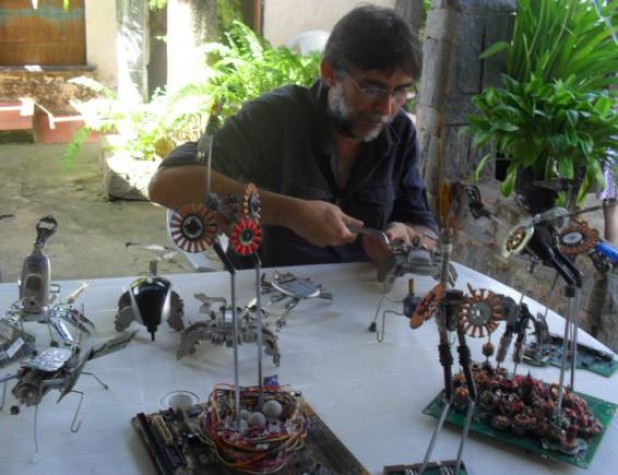 Armando Olive se utiliza de lixo eletrônico para criar esculturas
