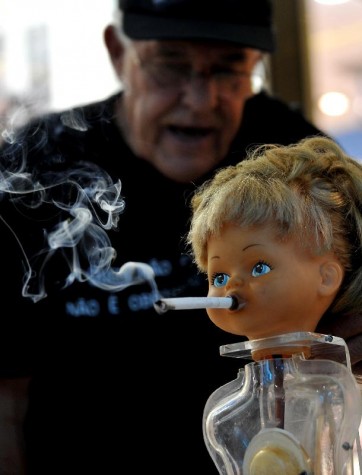 Simulação de boneca fumando mostra malefícios do cigarro