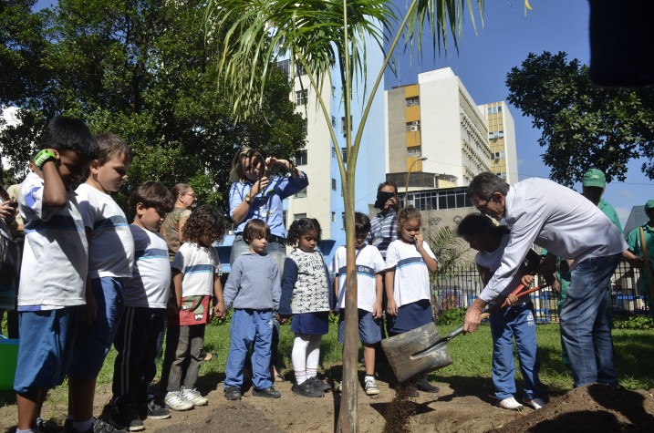 Crianças plantam árvores na Semana do Meio Ambiente, no Rio
